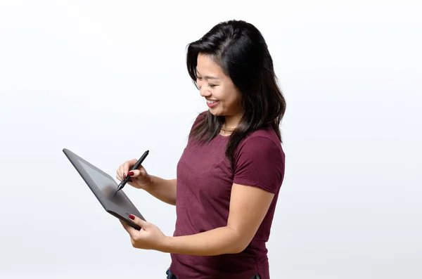 女人工作的轮廓分明的分平板电脑 — 图库照片