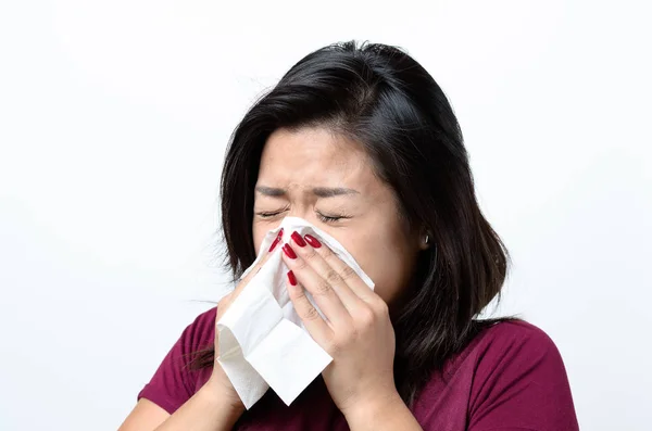 Burnunu üfleme genç Çinli kadın