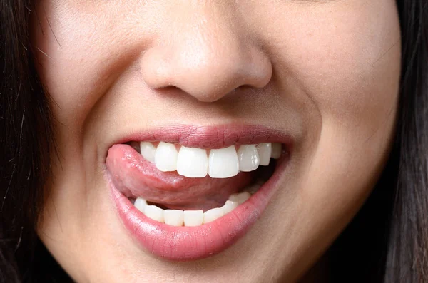 Sensual jovem mulher lambendo os dentes — Fotografia de Stock