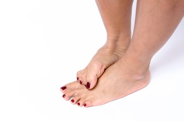 Kırmızı vernikli ayak tırnaklarını kadınla