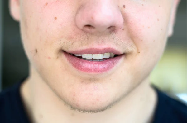 Cara inferior de un joven con los labios entreabiertos — Foto de Stock