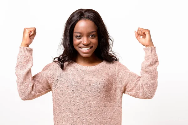 Sprudlande ung afrikansk kvinna hejar — Stockfoto