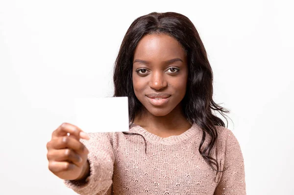 Attraktiva afrikansk kvinna med hennes visitkort — Stockfoto