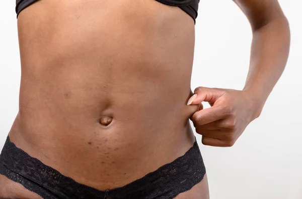 Dopasowanie stonowanych młoda kobieta pokazuje że ma bez tłuszczu — Zdjęcie stockowe