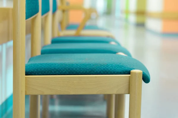 Una fila de sillas en una sala de espera — Foto de Stock