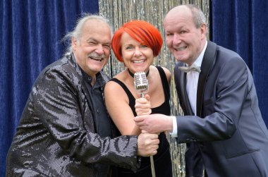 Sahne Alanı'nda eğleniyor üç canlı performans