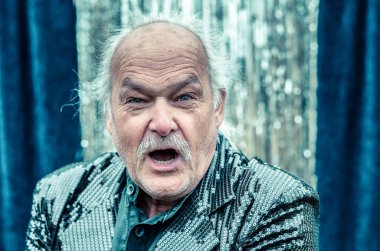 Kızgın saçsız adam kameraya bağırıyor