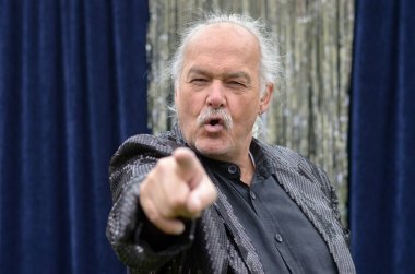 Üst düzey saçsız adam kameraya işaret