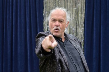 Üst düzey saçsız adam kameraya işaret