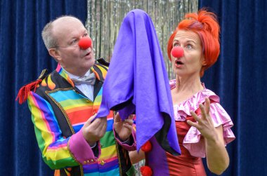 Yükselen bir topu iki kırmızı burunlu performans izle