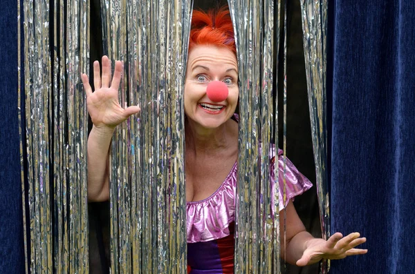 在一个红色小丑鼻子乐趣爱的女人 — 图库照片