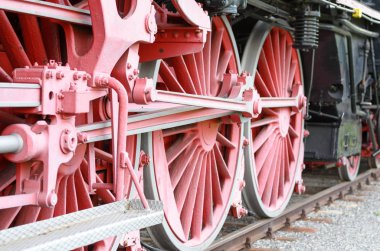 Kırmızı tekerlekler ve pistonlar üzerinde eski bir lokomotif