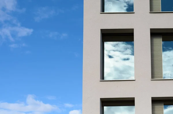 As janelas em um bloco de escritório moderno refletem o céu — Fotografia de Stock