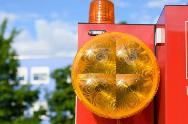 Orangefarbene Linse an einer großen runden Lampe — Stockfoto