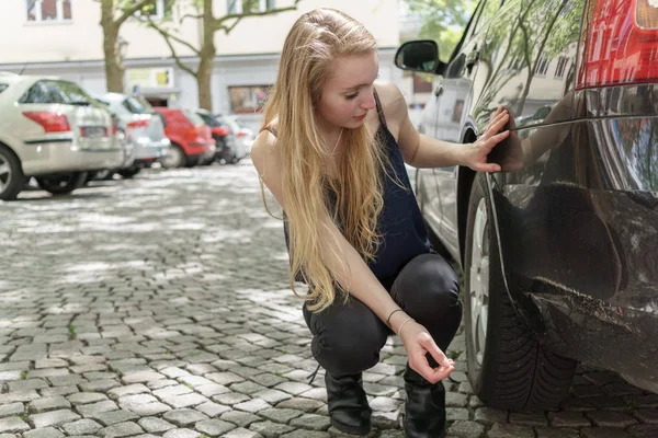 Umutsuz kadın arabasına hasar kontrol