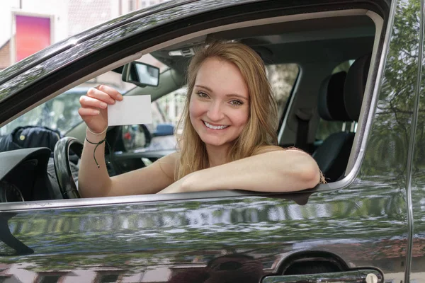웃는 자랑 젊은 여 자가 그녀의 라이센스를 표시 — 스톡 사진