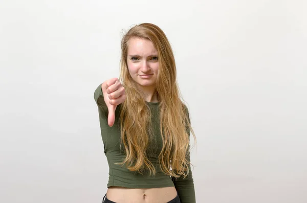 Повстанська негативна жінка віддає великий палець вниз — стокове фото