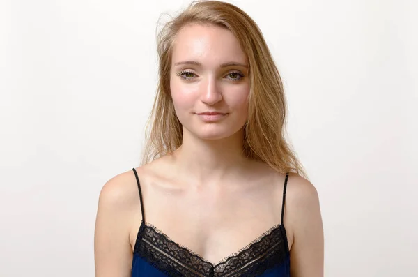 Hübsche junge Frau mit blonden Haaren — Stockfoto