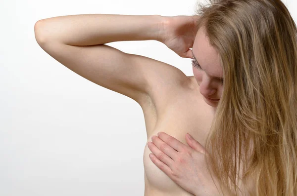 Mladá žena zkoumání její prsa hrudky — Stock fotografie