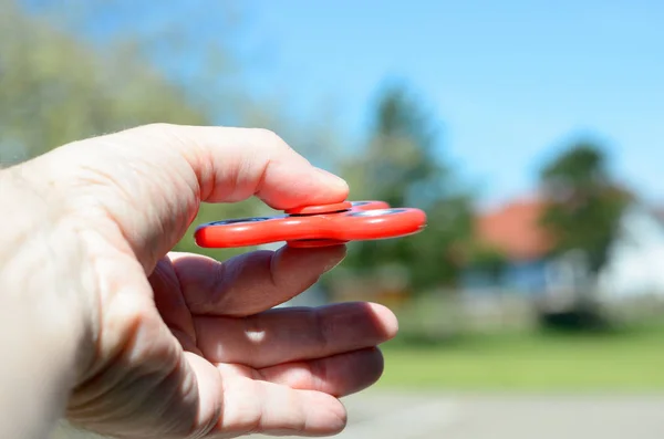 Uomo che gioca con un filatore di fidget — Foto Stock