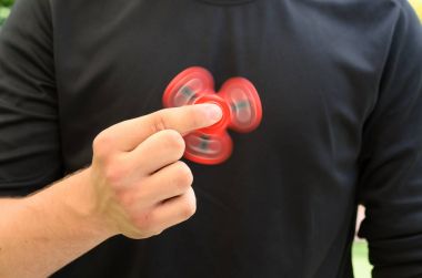 topluca spinner ile oynayan çocuk