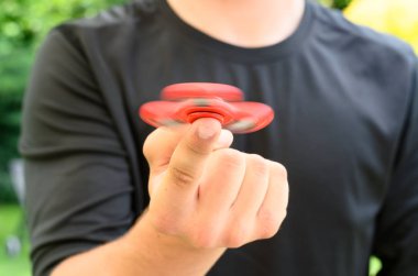 topluca spinner ile oynayan çocuk