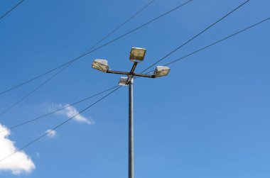 Bir sokak lambası ile elektrik kabloları