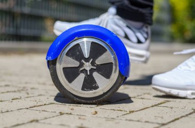 Kişi bir hover tahta at binme