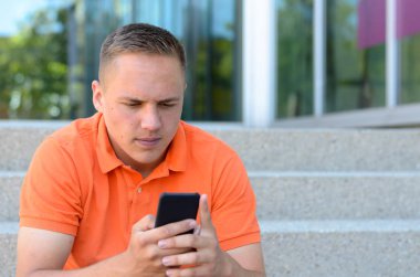 Çekici bir genç adam manifatura onun cep