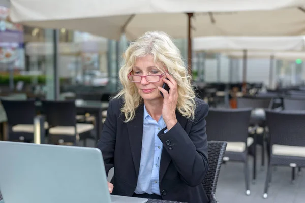 Empresaria de mediana edad hablando en un móvil — Foto de Stock