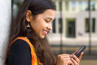 Mutlu dostu genç Hintli öğrenci