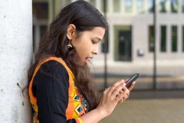 Şaşırmış gibi genç kadın bir kısa mesaj okuma