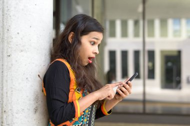 Şaşırmış gibi genç kadın bir kısa mesaj okuma