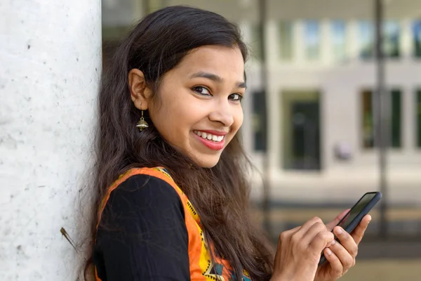 Mutlu dostu genç Hintli öğrenci