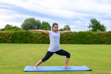 Genç kızı pratik yoga açık havada