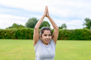 Genç kızı pratik yoga açık havada