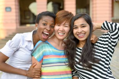 Üç neşeli çok kültürlü kadınlar birlikte poz