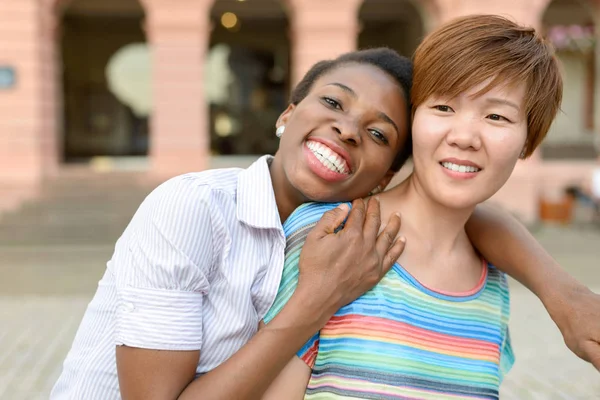Dos mujeres multiculturales tonteando — Foto de Stock