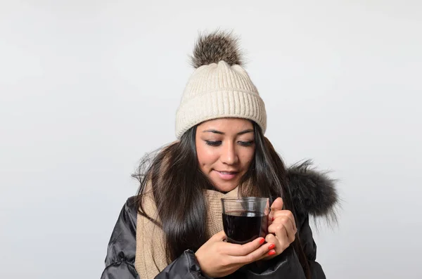 Woman wearing winter cap drinking hot beverage — Stock Photo, Image
