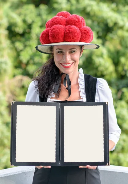 Empregada alemã segurando um menu usando um bollenhut — Fotografia de Stock