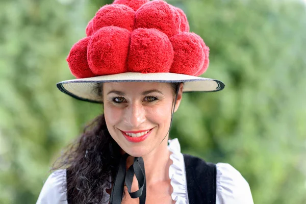有魅力的女人，穿着传统的 Bollenhut — 图库照片