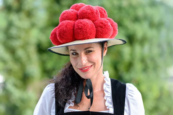 Mujer atractiva vistiendo una Bollenhut tradicional — Foto de Stock