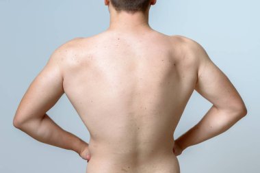 Uygun kas genç adamın üst gövde