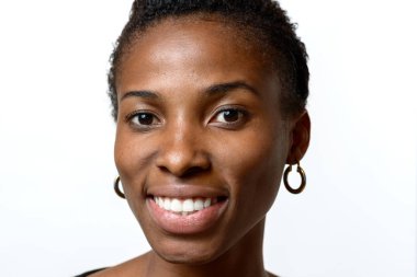 Güzel sıcak bir gülümseme ile çekici Afrika kadın