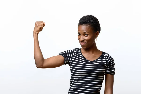 彼女の筋肉がうごめくかわいい若いアフリカ系女性 — ストック写真