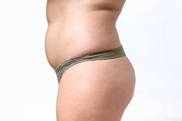 Vista lateral de la mujer con sobrepeso usando bragas — Foto de Stock