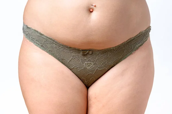曲线美的女子与肚脐环穿内裤 — 图库照片