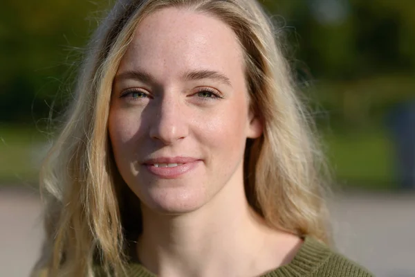 Outdoor portrait of blonde smiling woman — Stock Photo, Image