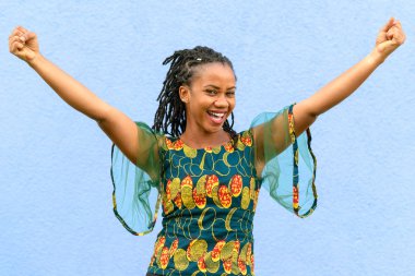 Tezahürat oldukça canlı Afro-Amerikan kız