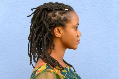 Yan görünümü olan dreadlocks bir kadın portresi